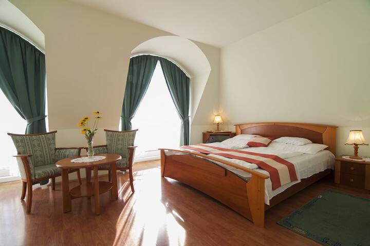 Room 2 of 42