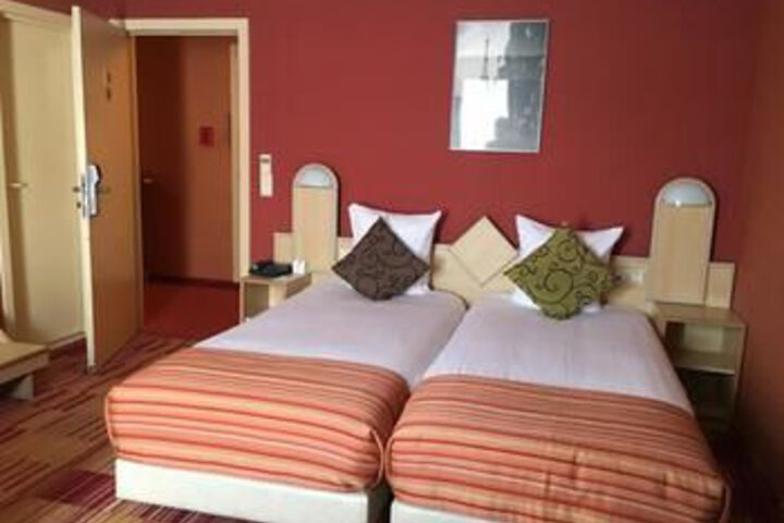 Room 33 of 39