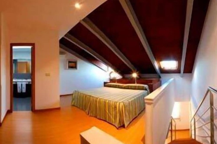 Room 8 of 20