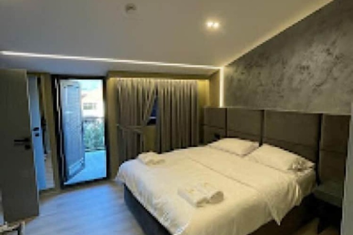 Room 4 of 7