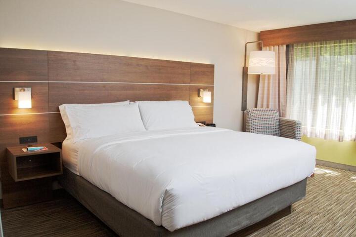 1 King Bed (2 of 11)