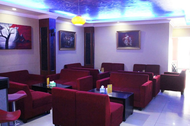 Lounge 27 of 32