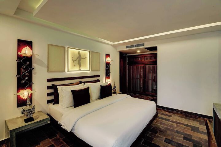Room 11 of 28