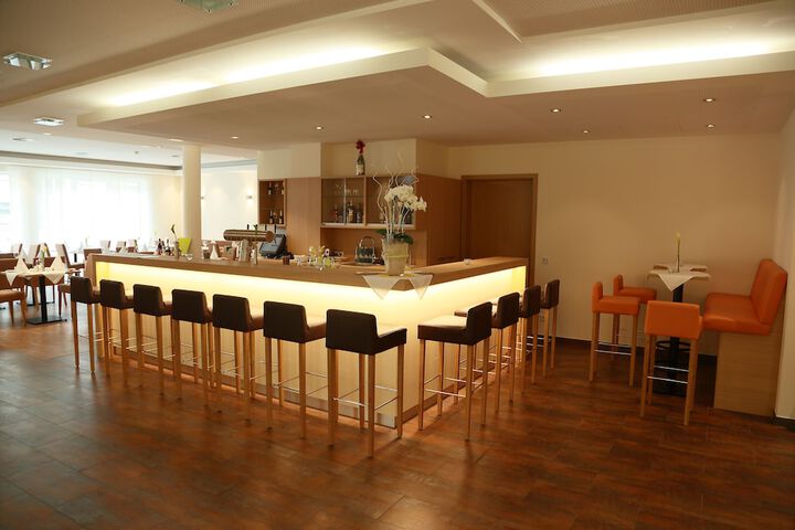 Lounge 32 of 43
