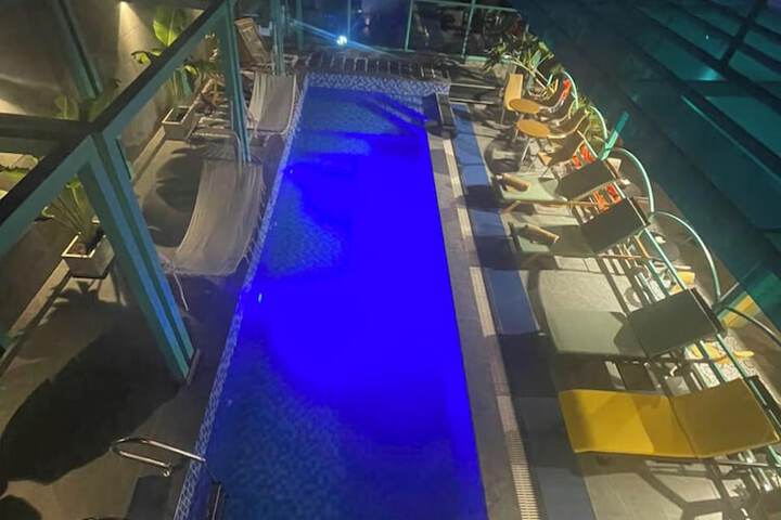 Pool 90 of 125