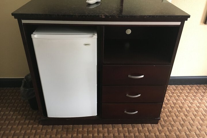 1 Queen Bed (1 of 15)