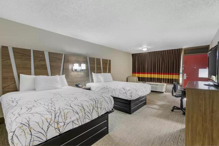 2 Queen Beds (10 of 10)