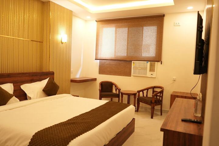 Room 4 of 16