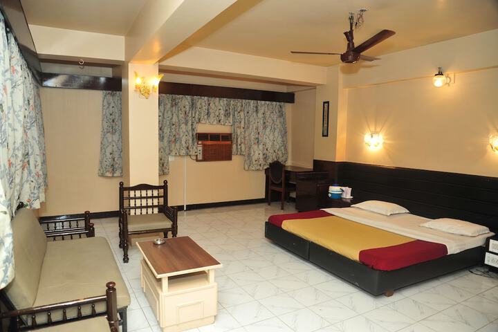 Room 6 of 28