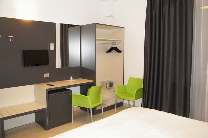Room 12 of 37