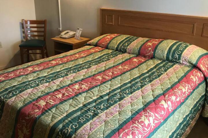 1 Queen Bed (4 of 12)