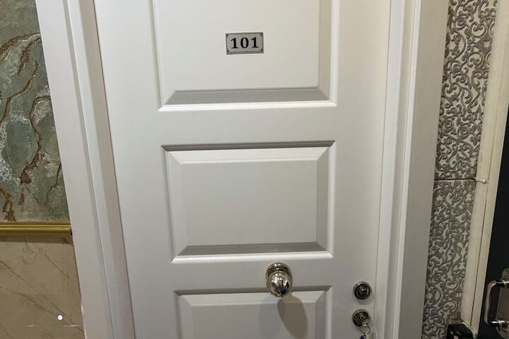 Room 7 of 105