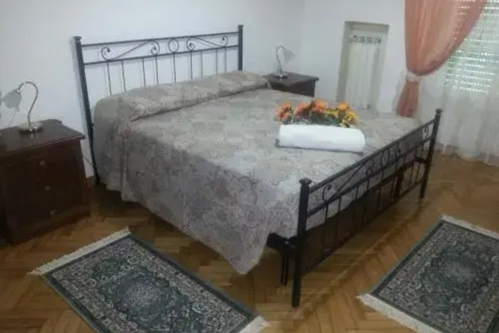 Room 4 of 10
