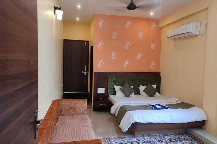 Room 2 of 10