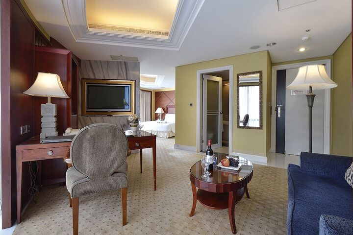 Room 42 of 101