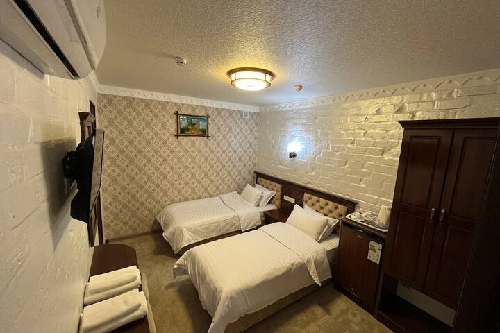 Room 4 of 10