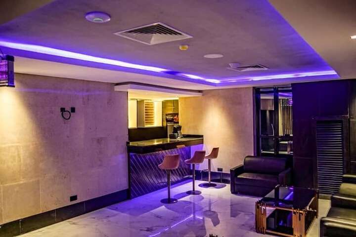Lounge 15 of 17