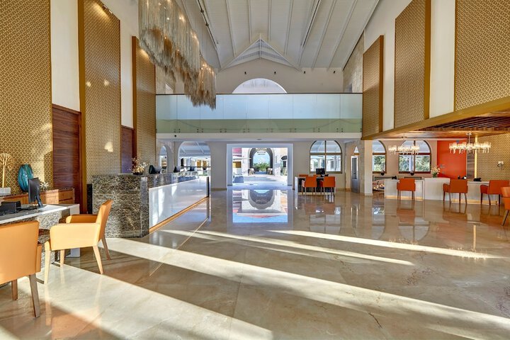 Entrance & Lobby