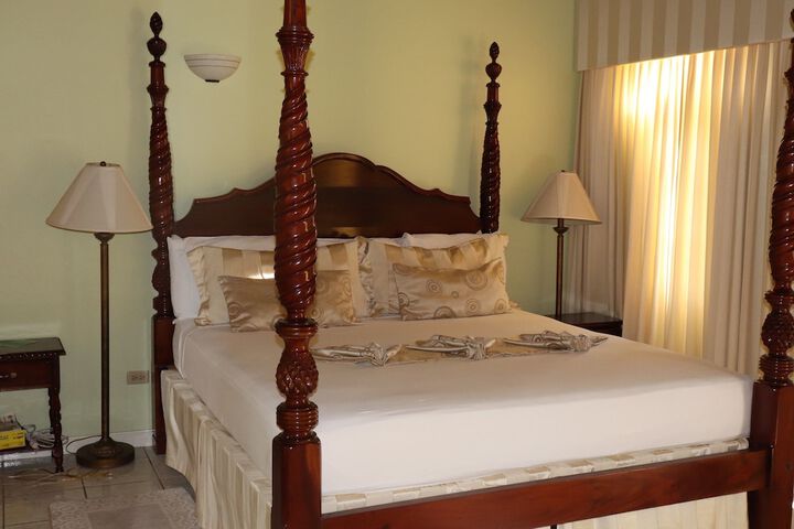 Room 4 of 89