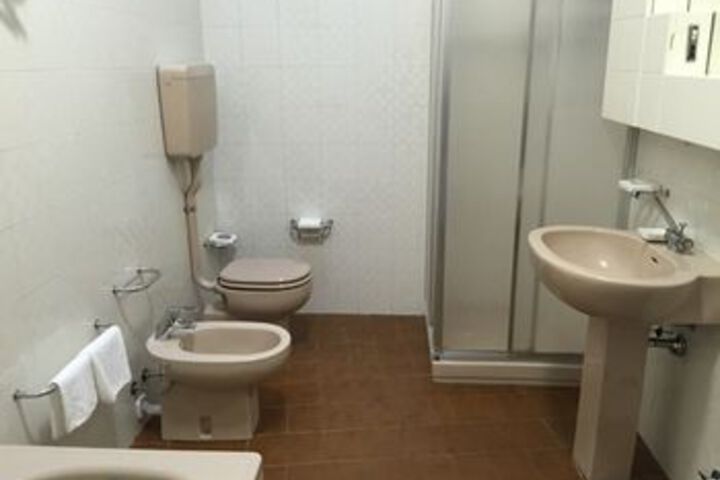 Room 4 of 38