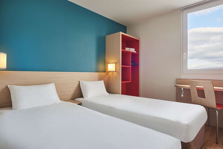 Room 13 of 65