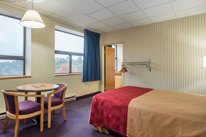 1 Queen Bed (13 of 14)