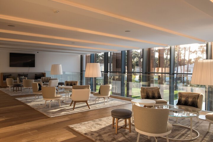 Lounge 49 of 64