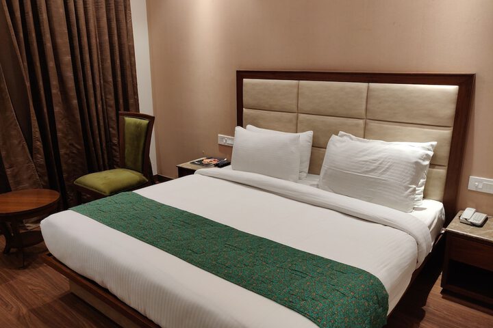 Room 10 of 32