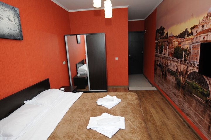 Room 9 of 16