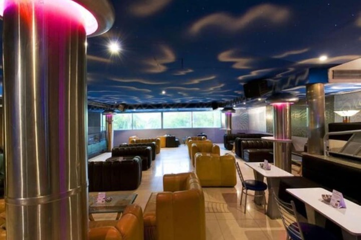 Lounge 27 of 43