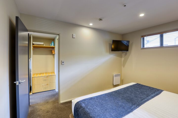 Room 5 of 106