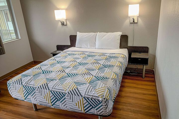 1 Queen Bed (8 of 16)
