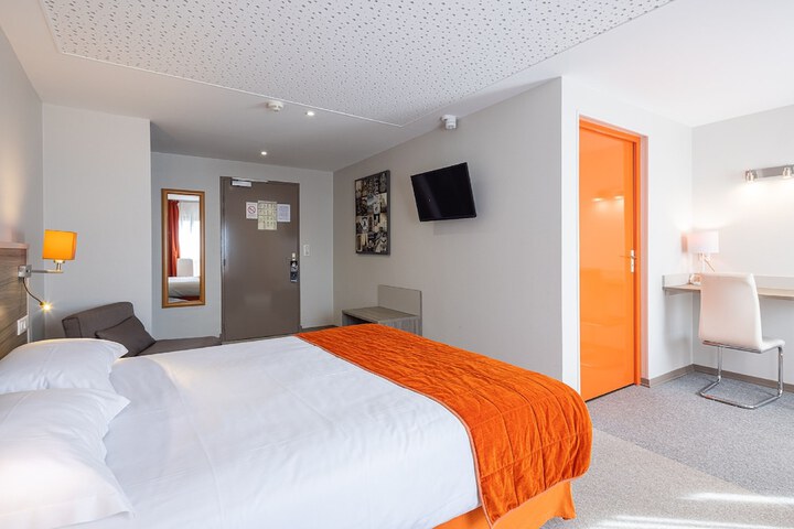 Room 9 of 93