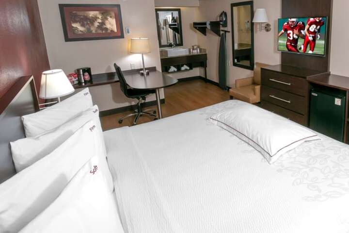 Deluxe King Bed (1 of 24)