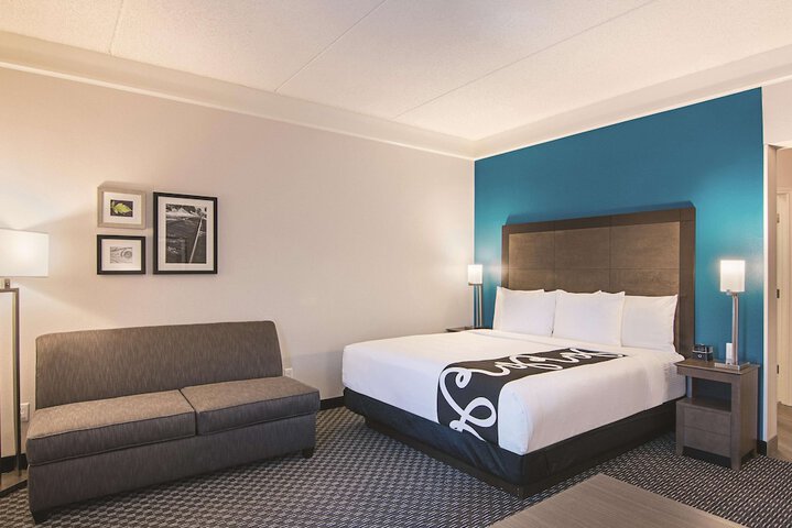 1 King Bed Mobility Hearing Impaired Accessible Room (17 of 24)