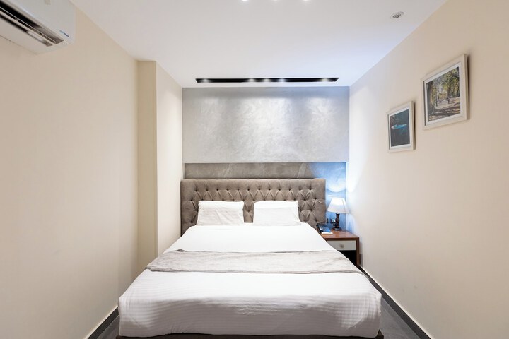 Room 4 of 103