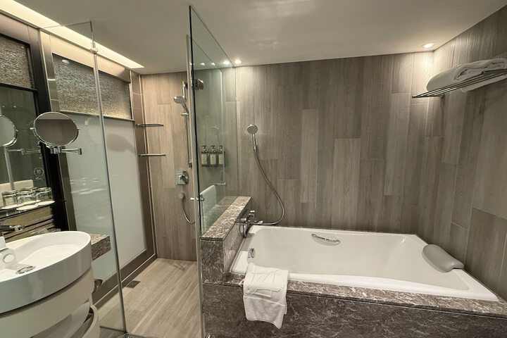Room 42 of 99