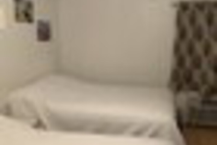 Room 32 of 204