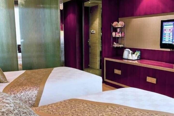Room 7 of 17