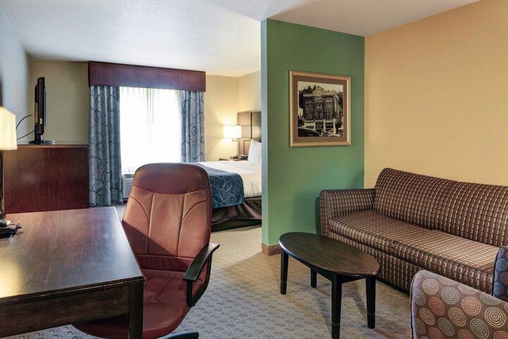1 King Bed Suite (10 of 13)