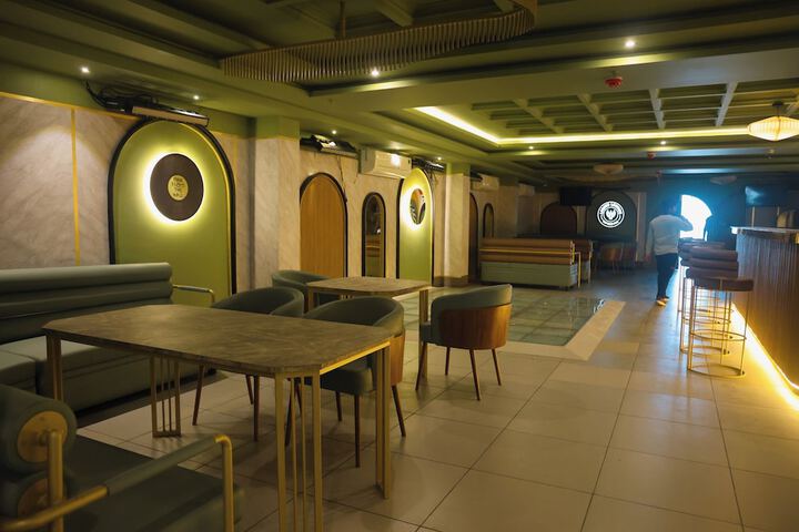 Lounge 36 of 50