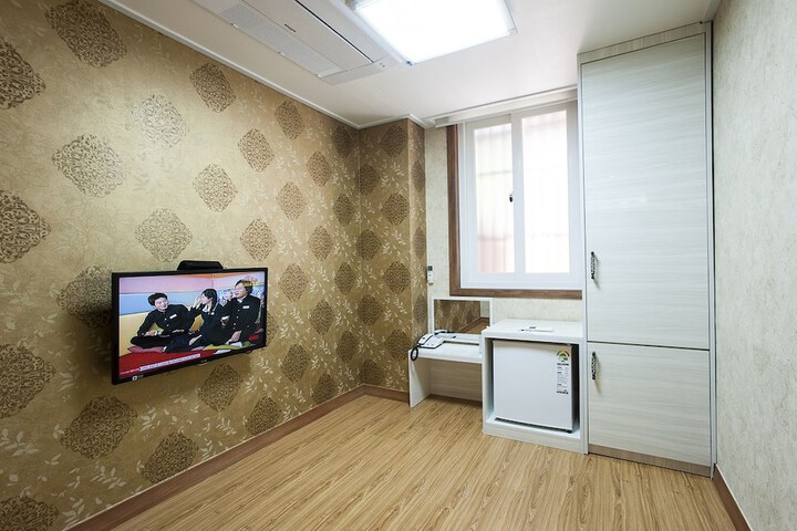 Room 9 of 35