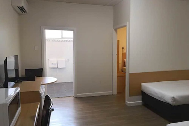 Room 10 of 38