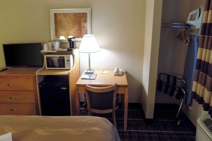 1 Queen Bed Efficiency (7 of 25)