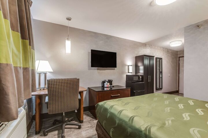 Queen Bed Accessible (2 of 5)