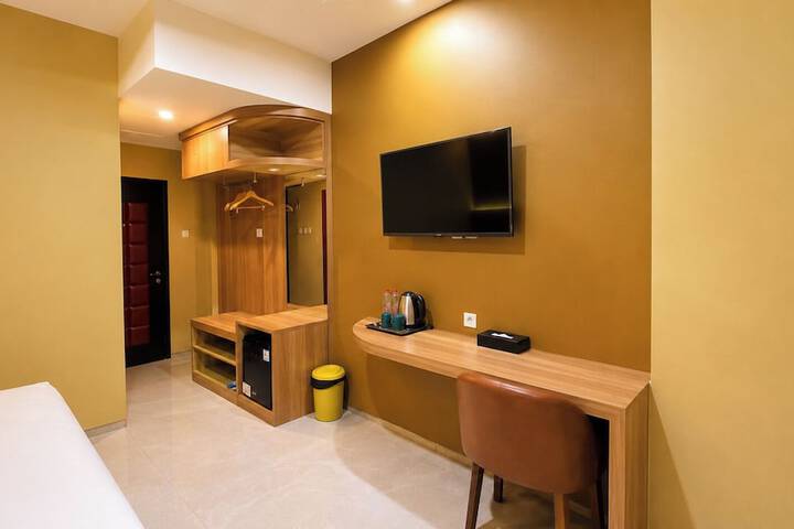 Room 8 of 18