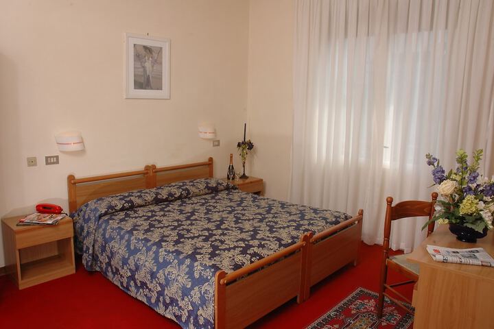 Room 4 of 28