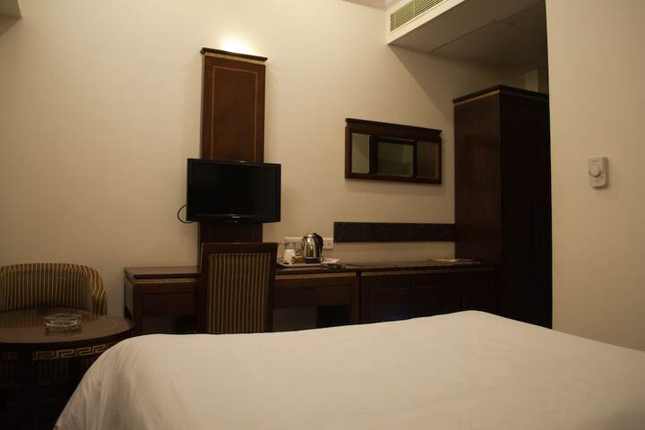 Room 13 of 35