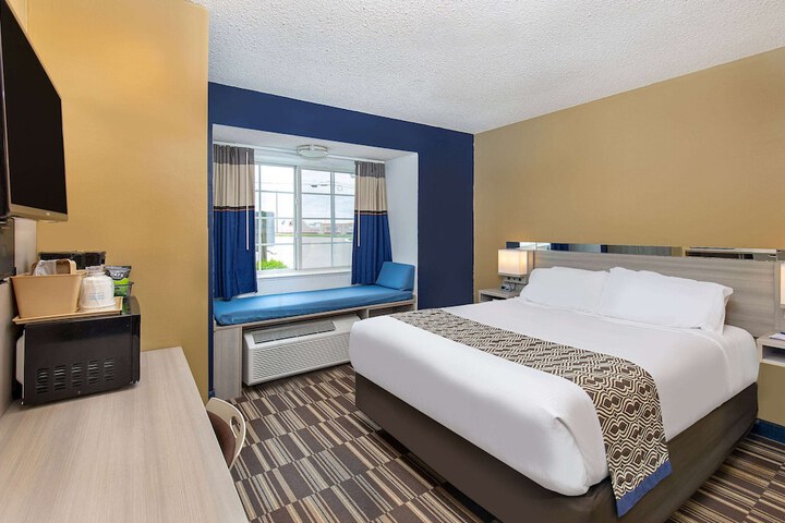 1 Queen Bed (16 of 27)