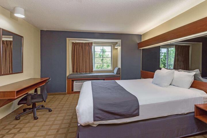 1 Queen Bed (9 of 15)